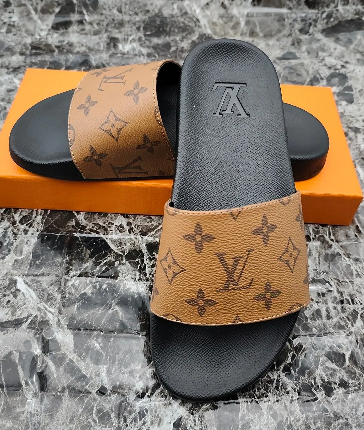 👟👟Ex-factory price 260👟👟 (available all year round), same style for men and women, size 35--48. Couple style🎗Louis Vuitton "LV" slippers, a much-anticipated one, so beautiful that it will melt your hearts❤! It is simply a masterpiece of extraordinary craftsmanship. It is a must-have for everyone. It is made by open mold. It feels Q-bounce and super soft on the feet. It is super delicate on the feet. It is an exclusive model. There are many layouts, so there is always one you like🎉🎉